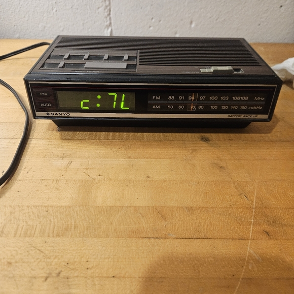 Sanyo AM/FM Radio Digital Alarm Clock RM 5008 Wood Grain Tested&Works - Picture 2 of 6